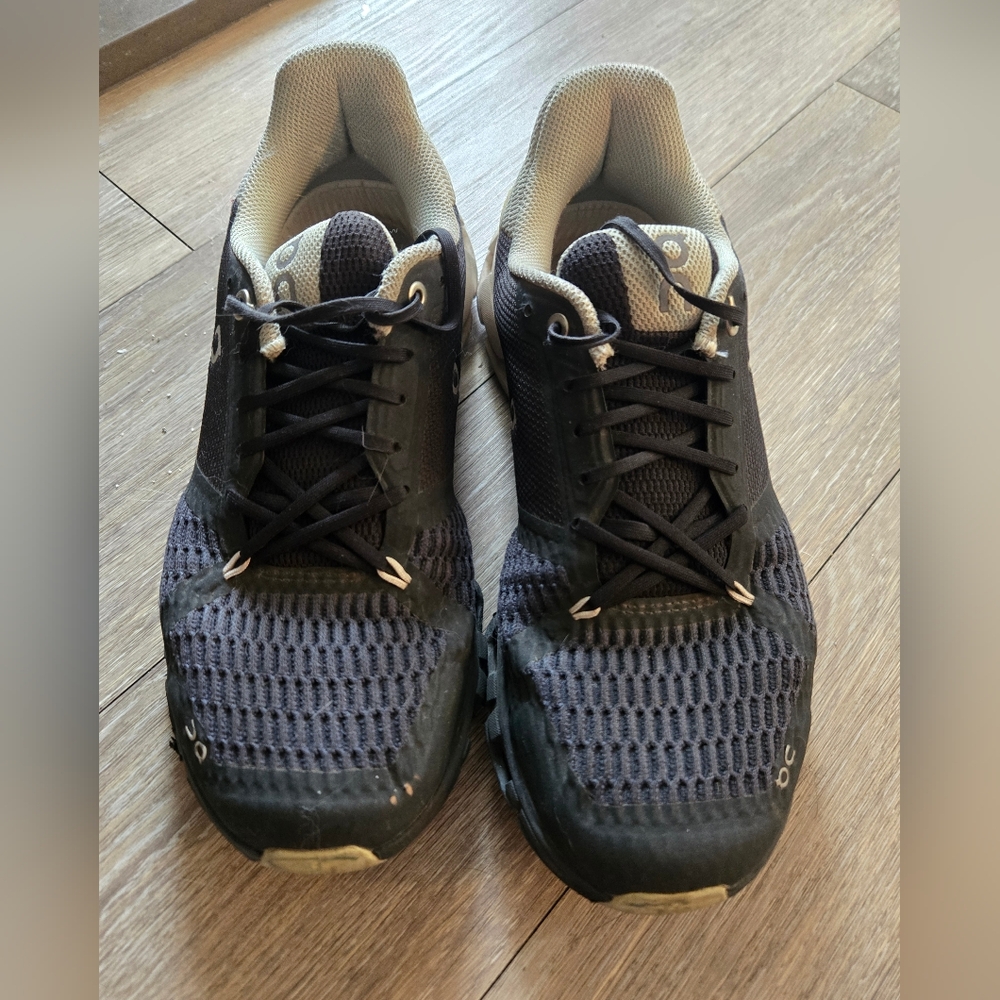 On CLOUD RUNNING SHOES
